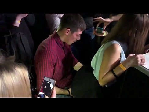 ❤️ Sessu reale in una discoteca russa. Una ragazza russa di 18 anni in l'anu è a vagina scopata in una discoteca Porno à porn co.xxxdesichudai.ru ️❤